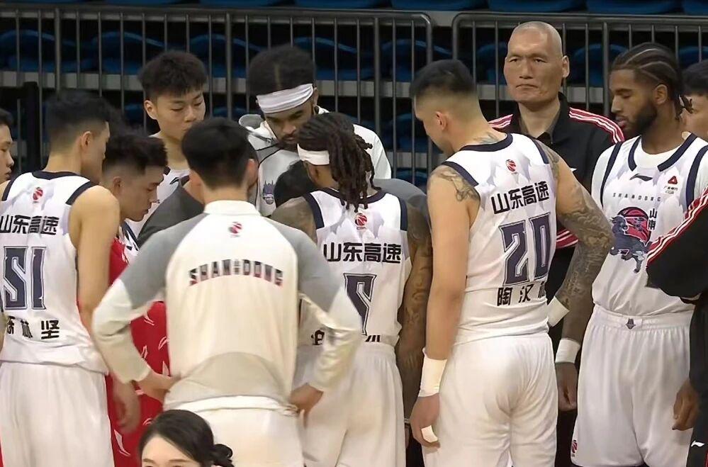 开云-山东男篮不敌广州，克里斯22+16末节自爆，徐昕17+10郭艾伦伤退