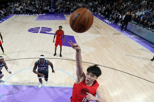 开拓者大胜爵士！克林根轰23+18 杨瀚森3分钟得2分